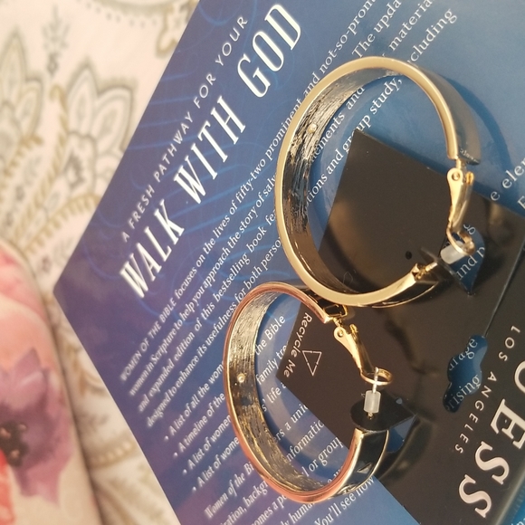 Gorgeous gold and black hoop guess earing - Picture 3 of 5